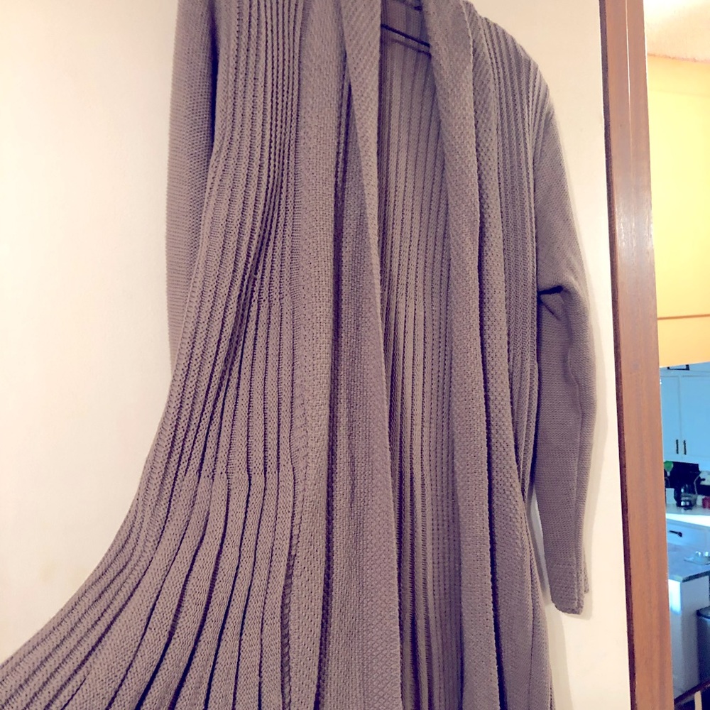 Flattering cardigan size L to XL!